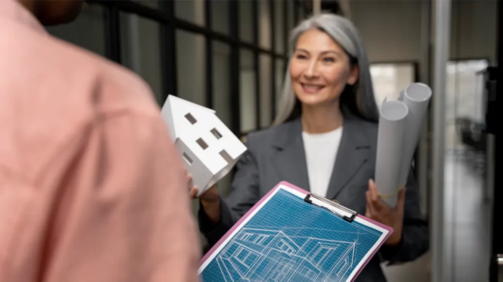 Profissional da construção civil segurando maquete de casa e plantas arquitetônicas, representando o crescimento e as oportunidades no setor — Construção Civil em Alta.